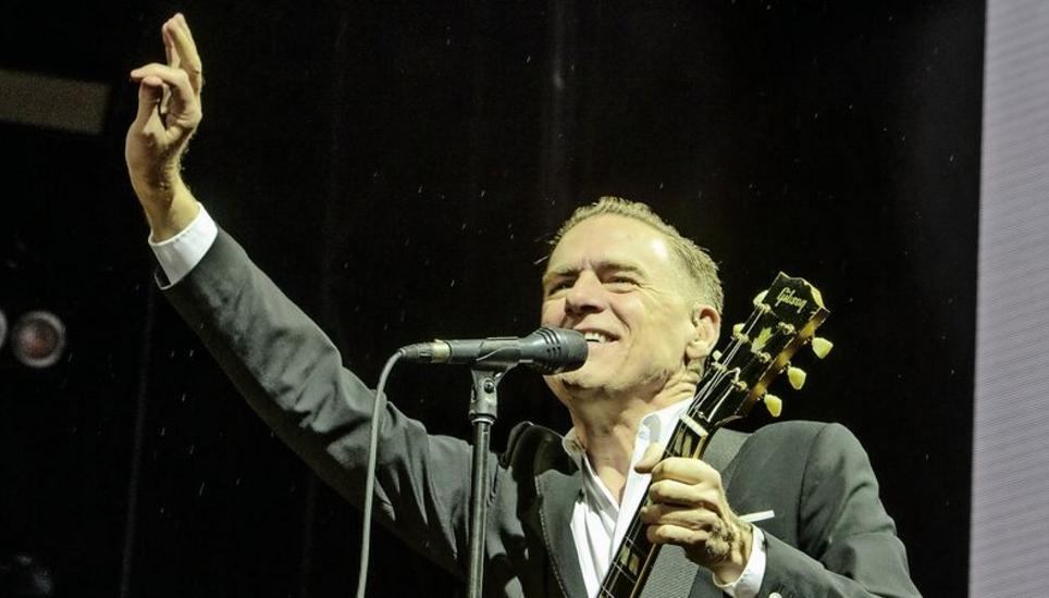 Ganz der Weltstar: Bryan Adams verbreitete mit Hits wie «Summer of ’69» oder «Can’t Stop This Thing We Started» eine tolle Stimmung auf dem Herrenacker. Bild: Selwyn Hoffmann