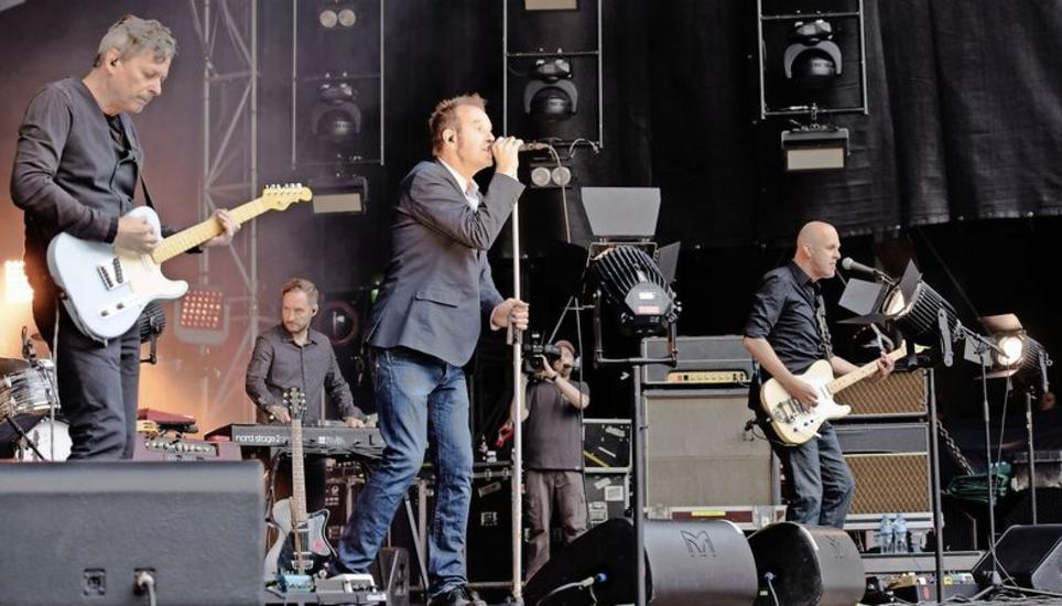 Manuel Häfliger, Gert Stäuble, Kuno Lauener und Küse Fehlmann von Züri West brachten ihr neues Album «Love» auf dem Herrenacker zum Glühen. Bild: Jeannette Vogel