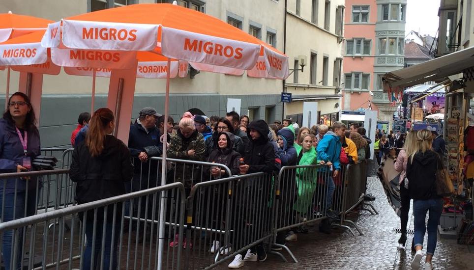 Für einen guten Platz anstehen - kein Problem für diese Fans. Bild: mvb