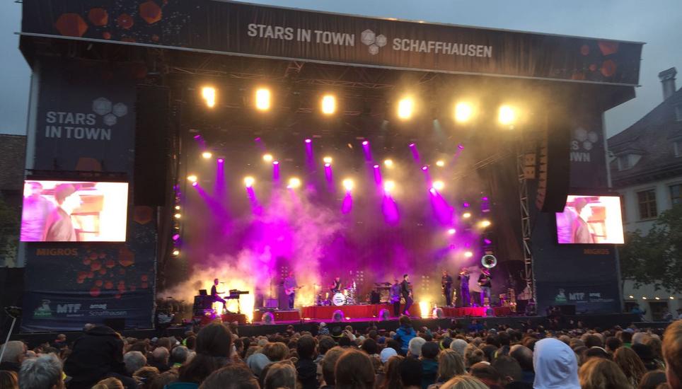 Mark Forster startet mit viel Power und die Menschen auf dem Herrenacker sind begeistert. Bild: mvb
