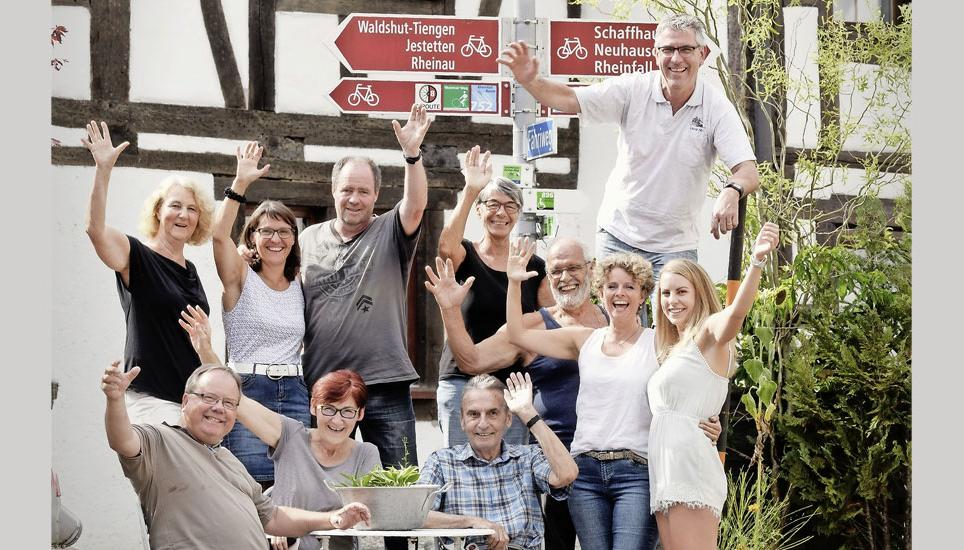 (stehend von links) Edith Gross, Jacqueline Jäger und ihr Partner Daniel Mändli, Elisabeth und Walter Studer, Karin, Bernhard (zuoberst) und Vanessa Mändli; sitzend von links: Peter Nohl, Gisela Keller und Walter Nohl. Bild: Michael Kessler