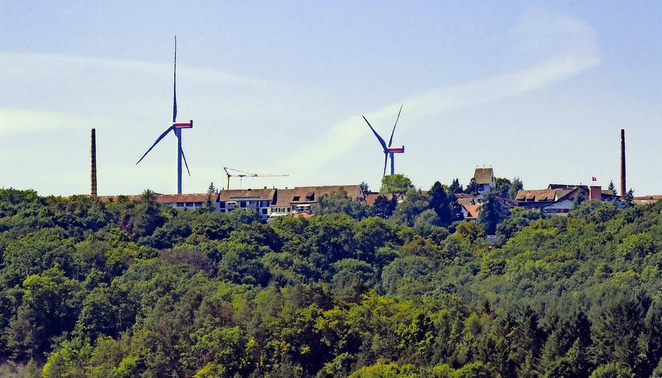 Nicht mehr nur die schlanken Kamine des Tonwerks prägen die Kulisse des Reiatdorfes Lohn. Auch die Windpropeller der Anlage Verenafohren gehören jetzt zur Lohnemer «Skyline».