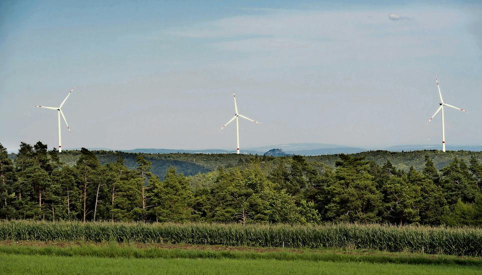 Die Schaffhauser Randenlandschaft geht nahtlos in die Hegaulandschaft über. In der Bildmitte lugt der Hohentwiel knapp über den Horizont, der jetzt allerdings von den drei neuen Windpropellern auf Verenafohren dominiert wird.