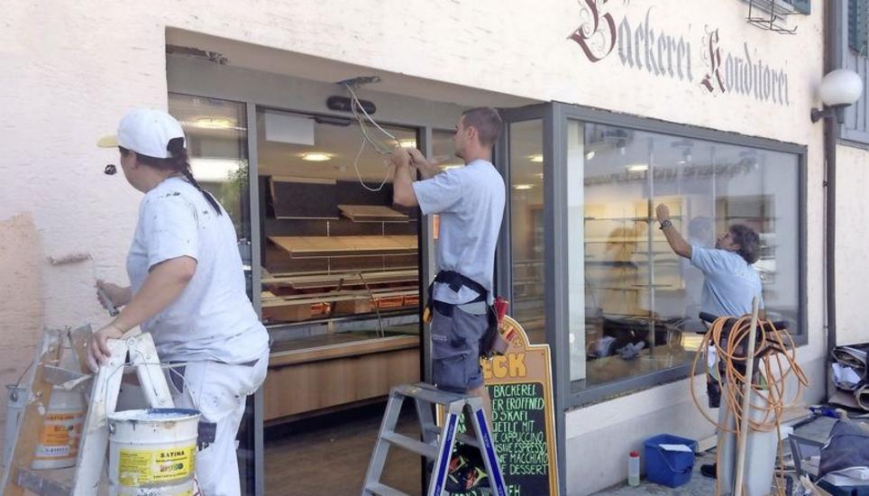 Die letzten Pinselstriche am Aussenputz wurden vorgestern vorgenommen. Morgen Samstag wird der Bäckereiladen eröffnen und das Provisorium ablösen, das Café (nicht im Bild) folgt am 2. September. Bild: Mark Gasser