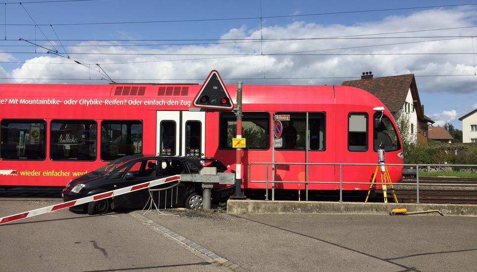 Die Autofahrerin konnte das Auto vor der Kollision verlassen. Bild: KapoZH