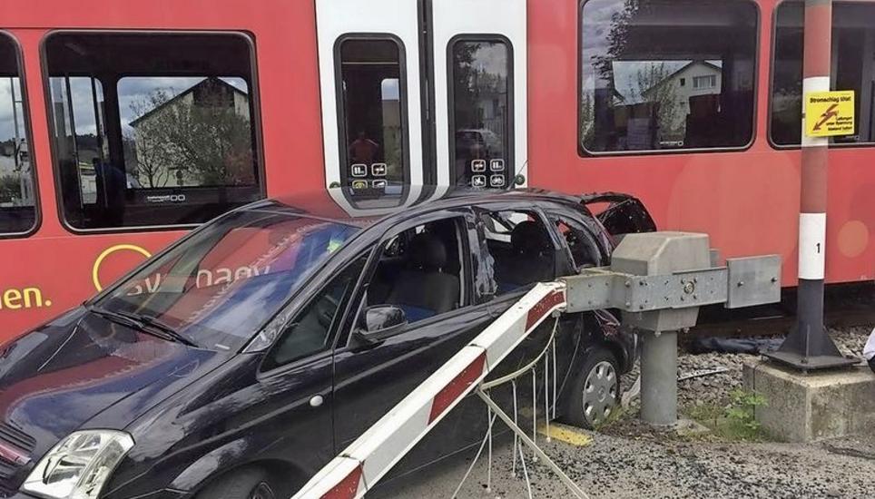 Eingeklemmt zwischen Schranke und S-Bahn: Die 48-jährige Lenkerin des Personenwagens konnte ihr Fahrzeug rechtzeitig verlassen. Bild: zvg