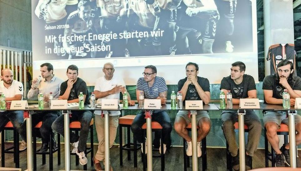 Sie informierten über die Ziele (v. l.): Espoirs-Cheftrainer Marco Lüthi, Geschäftsführer und Teamchef David Graubner, Captain Dimitrij Küttel, Präsident Giorgio Behr, Cheftrainer Peter Kukucka sowie die neuen Profis Ivan Stevanovic, Vladislav Ostrouschko und Pouya Norouzi.Bild Michael Kessler
