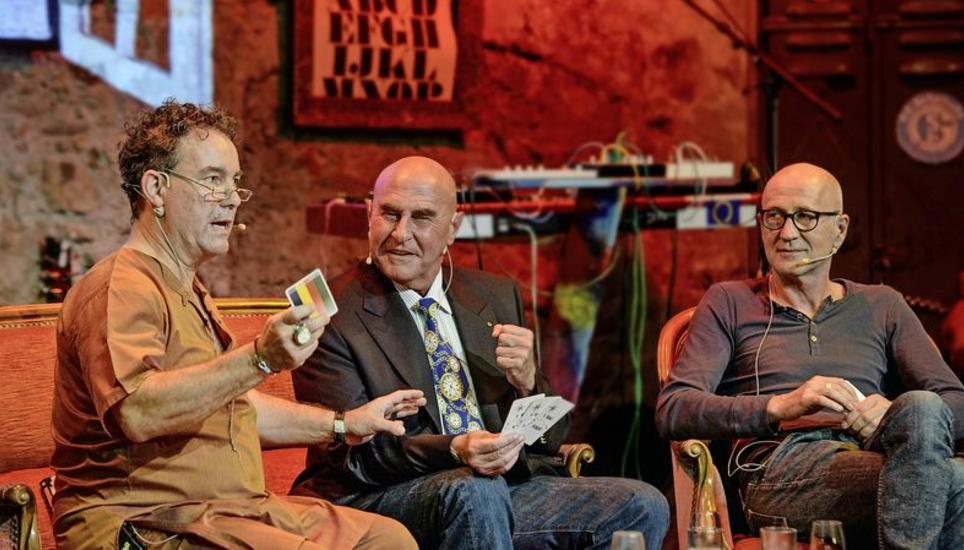 Tiefsinniges purzelt über Wortwitz: Beat Toniolo, «Milieuanwalt» Valentin Landmann und Schauspieler Peter Lohmeyer (v. l.) tischen in einer Talkshow Einsichten und sich selbst auf. Bild: Selwyn Hoffmann