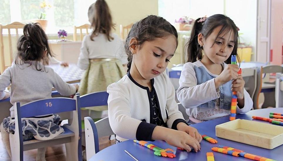Blick in den Norbert-Neininger-Kindergarten im Dorf Aygehovit – ein Projekt, das auf der Reise ebenfalls besucht wird. Bild: Daniel Jung