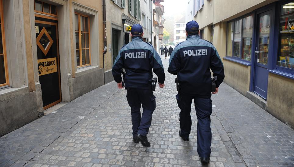 Die Schaffhauser Polizei muss die vom Bundesrat ergriffenen Massnahmen durchsetzen. Dazu gehört es auch, Menschenansammlungen mit mehr als fünf Personen aufzulösen.Bisher mussten aber keine Bussen ausgesprochen werden. Archivbild: Selwyn Hoffmann