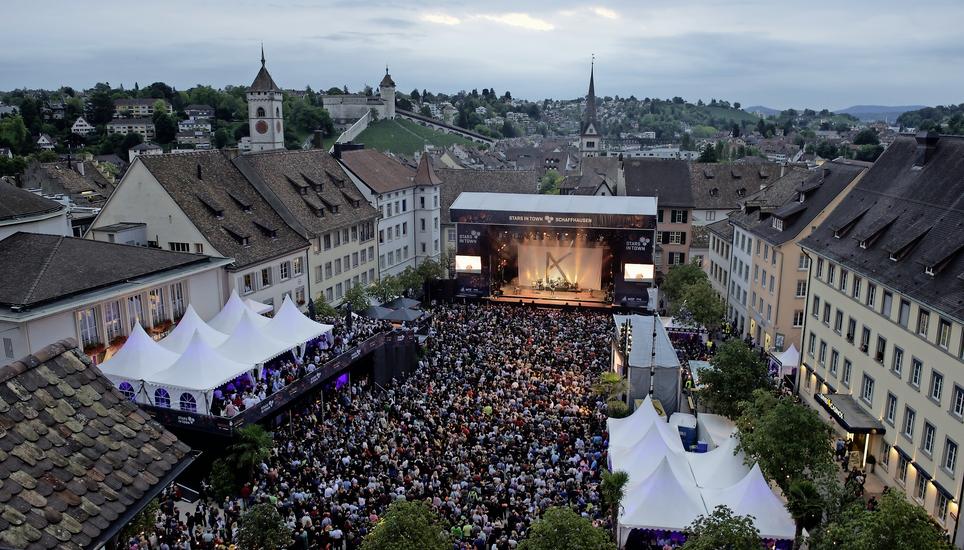 Starke Ticketverkäufe beim «Stars in Town» 2017: Der Herrenacker war dieses Jahr trotz schlechten Wetters jeden Abend gut gefüllt. Bild: Selwyn Hoffmann