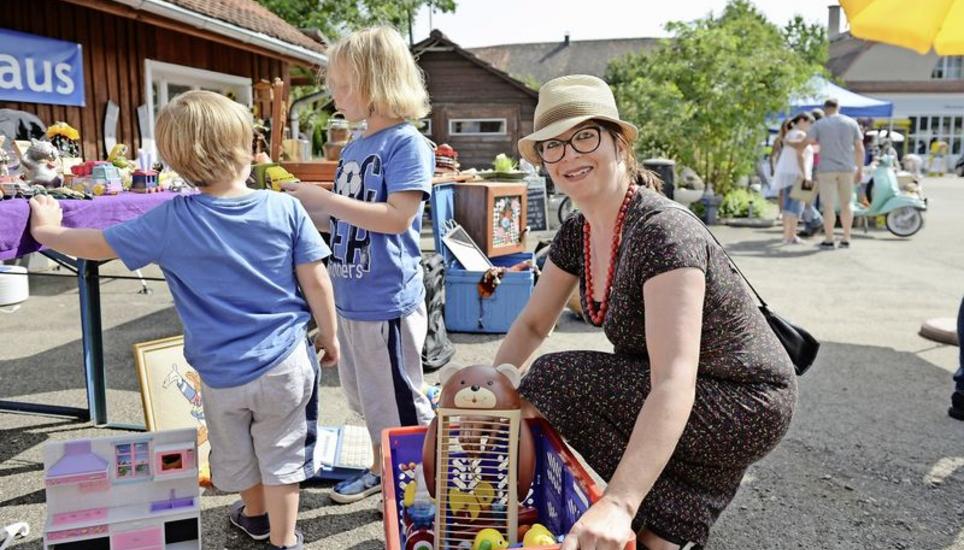 Standbetreiberin Simone Grossenbacher macht gerne Kinder glücklich – ihr Spielzeugstand war ein Anziehungspunkt für Kinder und Familie. Bild: Selwyn Hoffmann