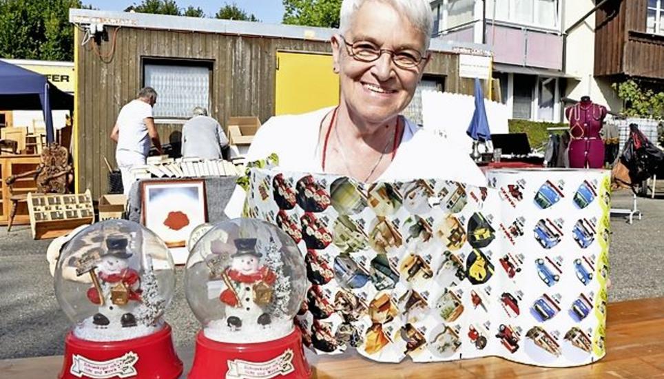 Renate Bolli fand eine 15 Kilogramm schwere Aluminiumrolle mit aufgedruckten Sujets für Kaffeerahmdeckel. «Hier kann man günstig schöne Sachen kaufen, die man früher nicht kaufen konnte», erklärte sie. Bilder Christoph Merki