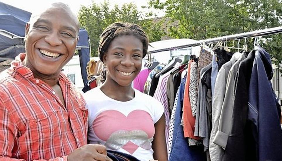 Mit Tochter Andra freute sich Felix Omokaro über sein Schnäppchen: fünf Franken für eine Sporttasche. Regelmässig sei er auf Flohmärkten in der Region unterwegs auf der Suche nach Nützlichem, ein Sammler sei er aber nicht.