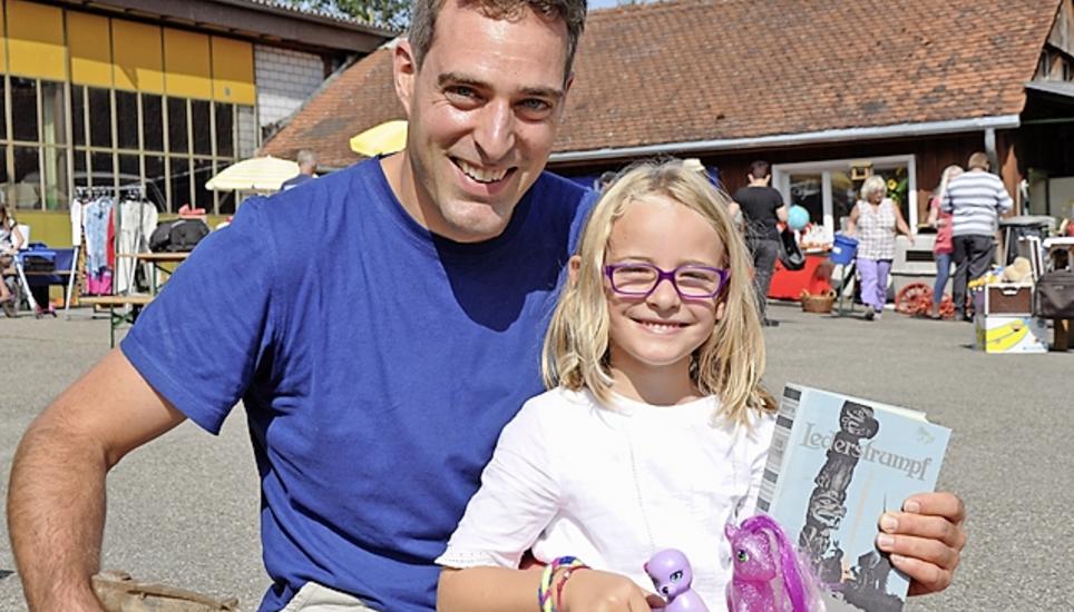 Auf dem Weg in die Badi machten Philipp Rütimann und tochter lilia kurz halt und fanden sogar nützliches Badespielzeug. Dem Buch aus der Reihe «Lederstrumpf» konnte er aber auch nicht widerstehen: «Das sind Kindheitserinnerungen.»