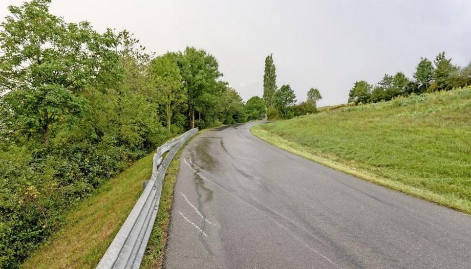 Am Boden ist weiss eingezeichnet, wie der Wagen in die Leitplanke prallte. Von dort flog er in weitem Bogen bis zum Ende der Leitplanke hinaus in eine Baumgruppe. Das Auto schlug mit dem Dach ein, der Fahrer verstarb tragischerweise noch auf der Unfallstelle. Bild: Michael Kessler