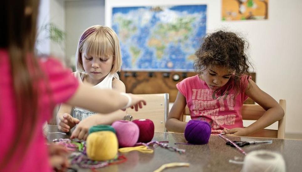 In Zukunft sollen Mitarbeiter der Stadt Schaffhausen Beiträge für die ausserfamiliäre Kinderbetreuung erhalten. Bild: Key