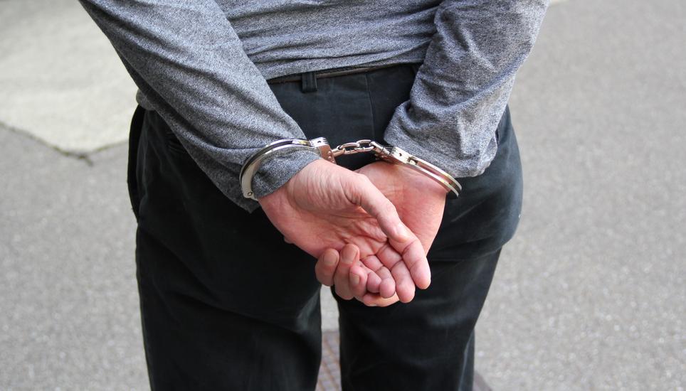 Die Schaffhauser Polizei beschlagnahmte neben gestohlenen Parfums auch für Diebstähle präparierte Taschen und Einbruchswerkzeug.