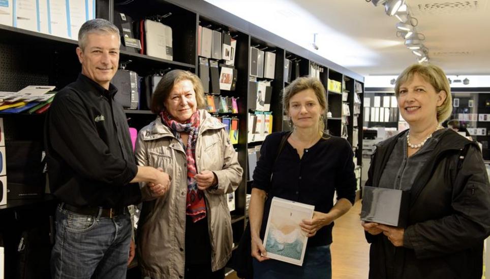 Thomas Braun von Data Quest bei der Preisübergabe an Marie-Louise Brauchli (Siegerin), Ludmila Leuenberger (Zweite) und Monika Wegener (Dritte) (v. l.). Bild: Selwyn Hoffmann