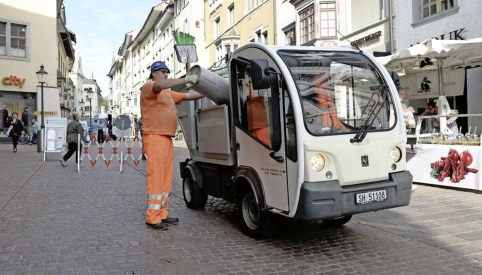 Ein Elektrofahrzeug, das schon länger im Dienst der Stadt Schaffhausen steht: Fabio Simoncini von Tiefbau und Entsorgung verwendete gestern den Goupil G3 zum Einsammeln von Abfall in der Altstadt. Bild: Selwyn Hoffmann