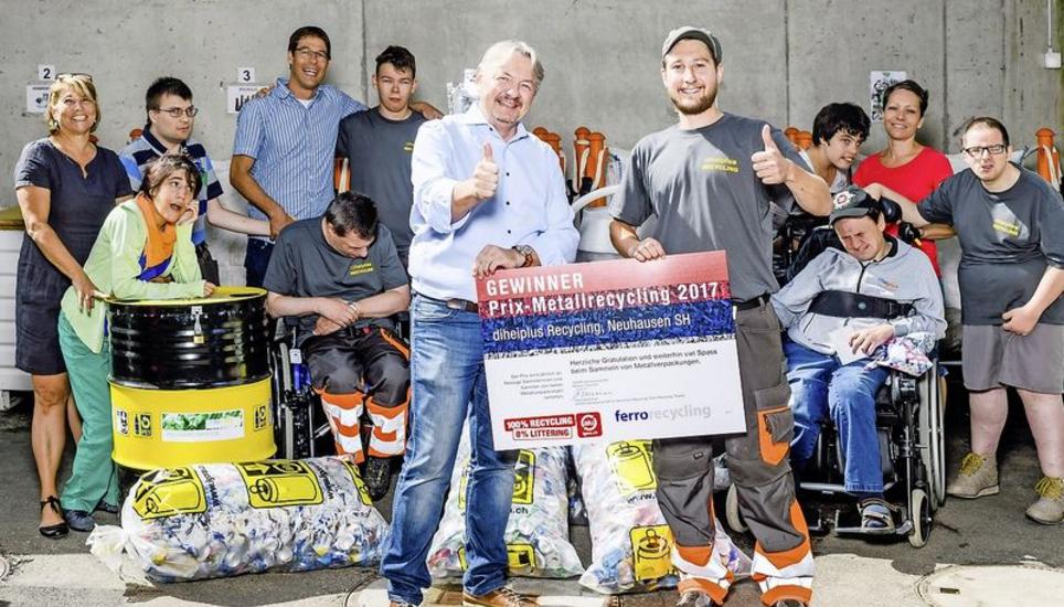 Diheiplus feiert seinen Gewinn. Im Bild vorn von links: Daniel Frischknecht von der Igora-Genossenschaft und Matthias Lüchinger, Initiant des Recyclingprojekts. Bild: zvg