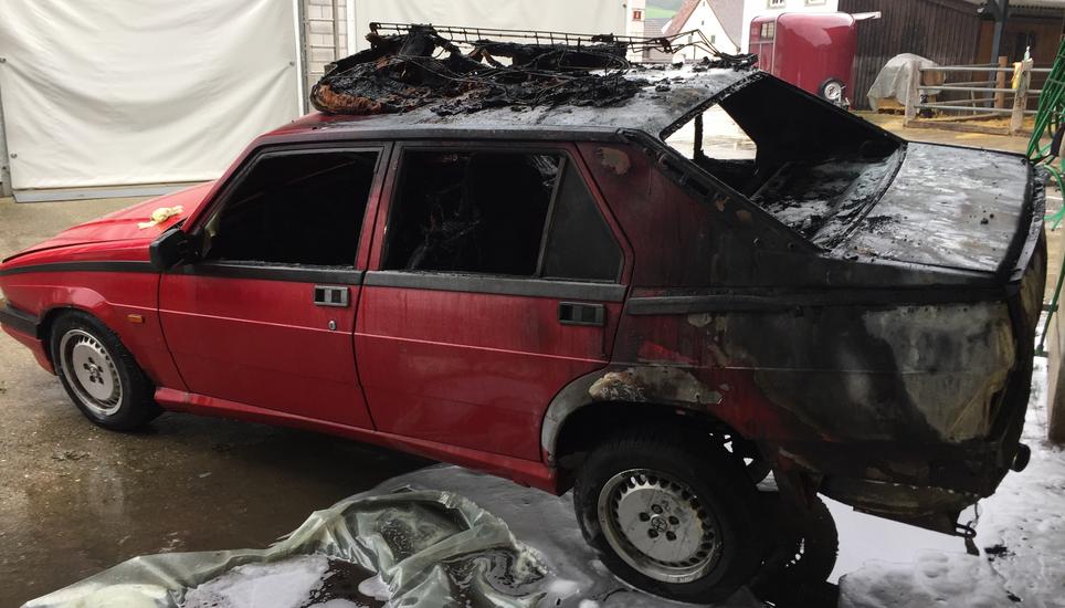 In Schleitheim kam es gestern zu einem Fahrzeugbrand in einer Garage. Symbolbild: SHPol