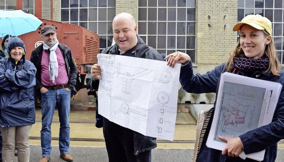 Thomas Burkhardt (Reasco AG) und Eva Nägeli (Denkmalpflege Schaffhausen) mit dem Bauplan des Luftschutzbunkers auf dem SIG-Areal, der später besichtigt wurde. Bild: Saskia Baumgartner