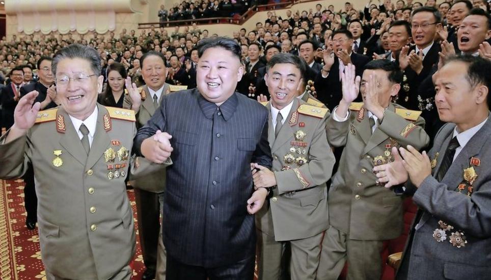 Diktator Kim Jong-un freut sich mit anderen Staatsoffiziellen über den jüngsten Atomtest. Bild: Key