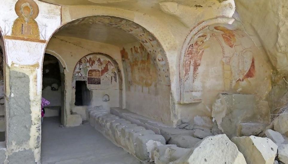 Die Höhlenkirche im Klosterkomplex Dawit Garedscha im Südosten Georgiens.