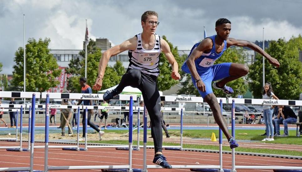 In der Mitte des Rennens über 110 m Hürden lieferte sich Nick Rüegg erst einen Kampf um die Ränge drei und vier. In der Schlussphase des Rennens schob sich der LCS-Athlet ganz an die Spitze. Bild: Dario Muffler