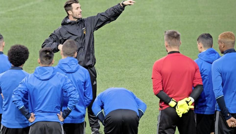 Ungleiches Duell: Beim FC Basel steht Trainer Rafael Wicky (hinten) erstmals als Coach in der Verantwortung. Im Old Traford trifft er dabei gleich auf einen Superstar seiner Branchenzunft … Bilder: Key