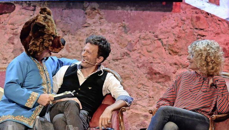 Einer der witzigsten Momente: Moderator Beat Toniolo (mit Bärenkopf) rückt Ralf Schlatter auf die Pelle, was auch Susanne Fröhlich amüsiert. Bild: Michael Kessler
