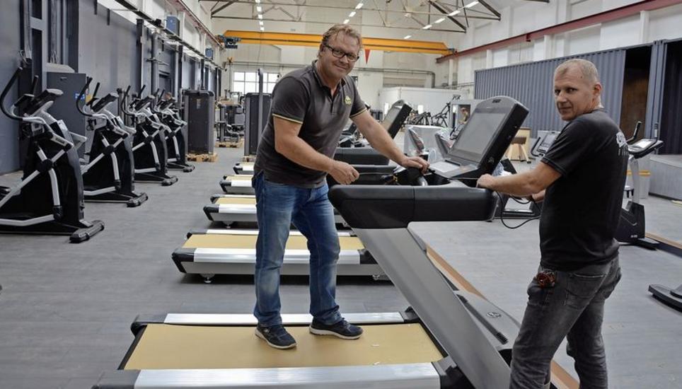 Das neue Update-Fitnesscenter in der Halle 6 auf dem SIG-Areal nimmt Form an: Peter Tindl (links), Expansionsverantwortlicher von Update, und Mitarbeiter Darek Bobar prüfen die gelieferten Stationen. Bild: Saskia Baumgartner