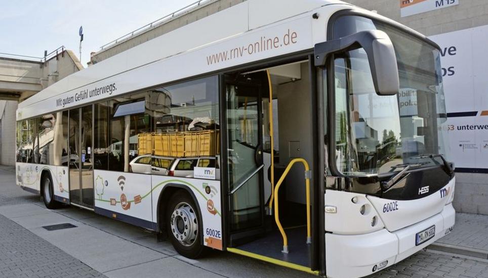 Ein Bus der Zukunft? Dieser Bus des Rhein-Neckar-Verkehrsbetriebs wird mit einer Batterie elektrisch angetrieben. Geladen wird der Bus, auf dem Bild nicht ersichtlich, mittels Induktion über eine Bodenplatte an der Haltestelle. Bilder: Dario Muffler