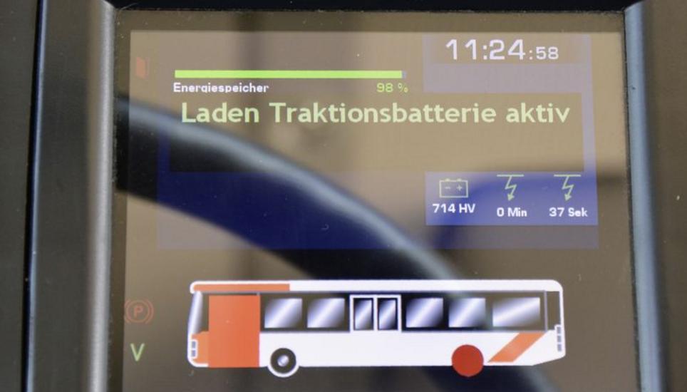Der Buschauffeur kann auf einem Anzeigemonitor den Fortschritt des Ladeprozesses mitverfolgen.