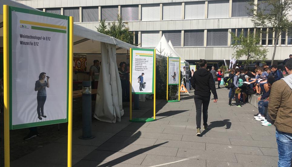 Die Berufsmesse im BBZ-Schulhaus zieht jährlich hunderte von Schülerinnen und Schüler an.