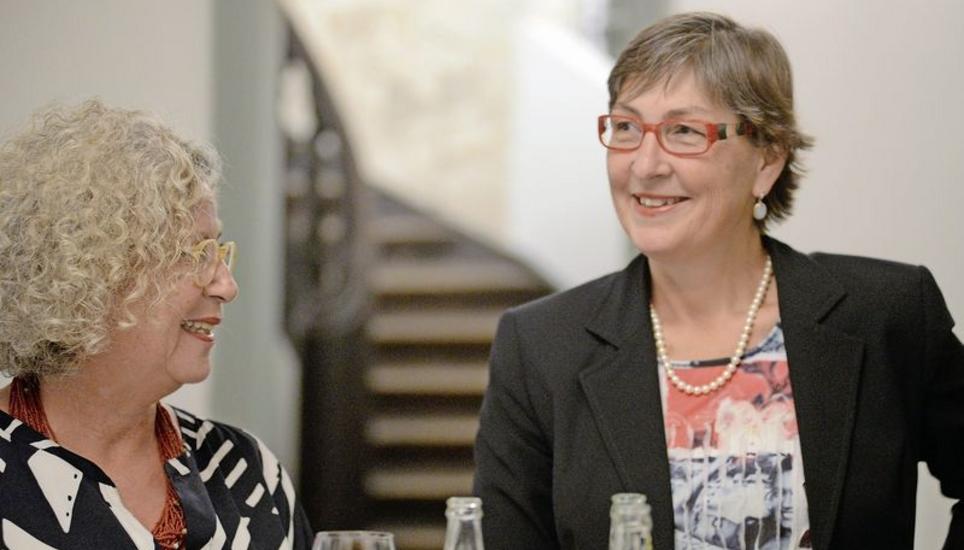 Claudia Eimer (r.) hat die Nomination der Schaffhauser Sozialdemokraten geholt und muss nun gegen die SVP antreten. Gabriela Buff (l.) hatte das Nachsehen. Bild: Zeno Geisseler