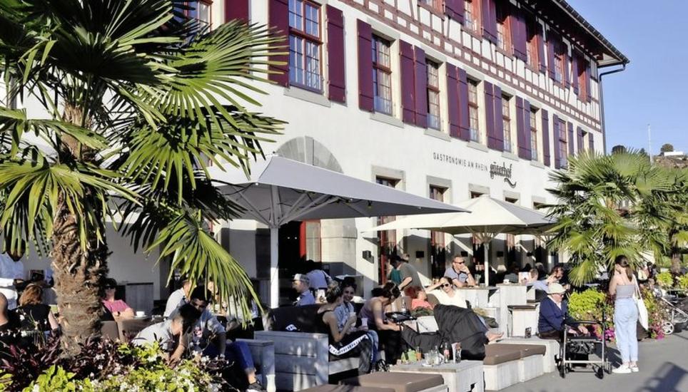 Der Betrieb, das Leben geht weiter – die Gäste geniessen am Nachmittag auf der Güterhofterrasse die Herbstsonne, nachdem der drohende Konkurs abgewendet werden konnte. Doch viele Lieferanten müssen grosse Verluste verschmerzen. Bild: Ulrich Schweizer