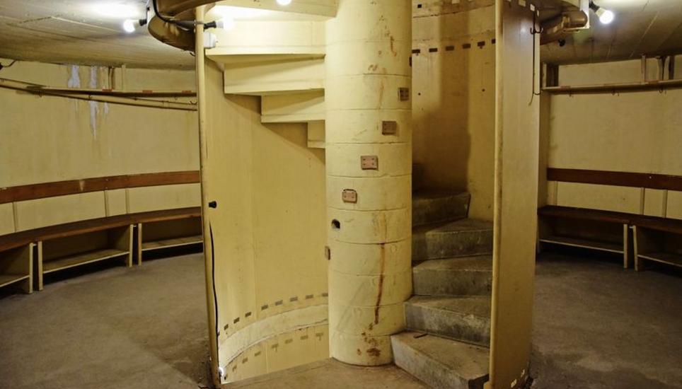 Der fünfstöckige Luftschutzbunker auf dem SIG-Areal hat eine untypisch runde Bauweise. Die Stockwerke sind per Wendeltreppe verbunden, in deren Mitte befindet sich der Luftkamin. Durch Entfernen der Holzklötze im Luftkamin kann die Lüftung reguliert werden. Bilder Saskia Baumgartner