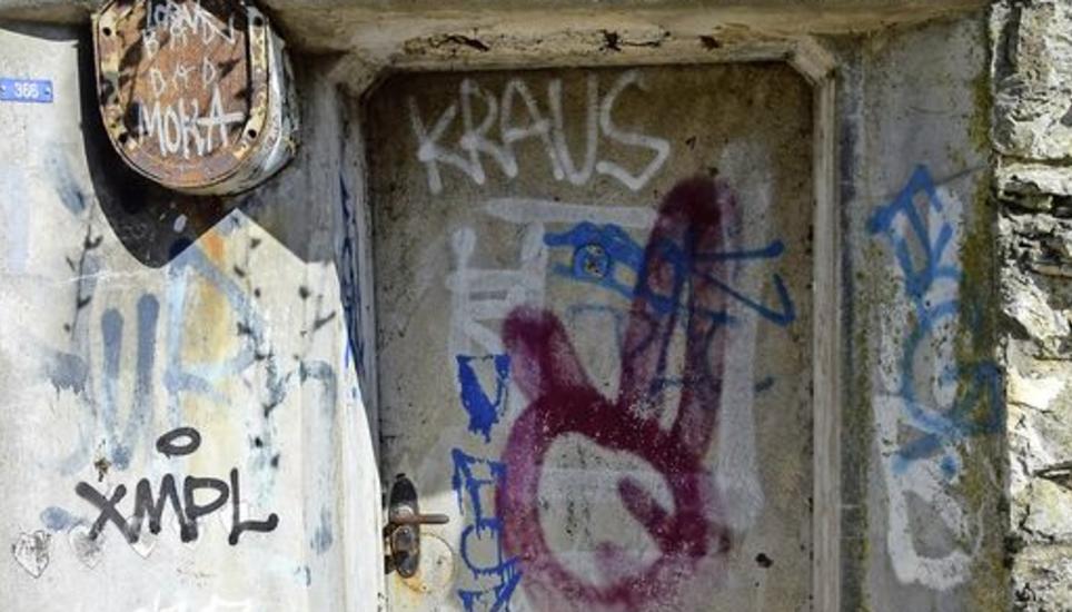 Von aussen unscheinbar: Der Notausgang endet direkt beim Rheinuferweg mit Blick auf den Rheinfall.