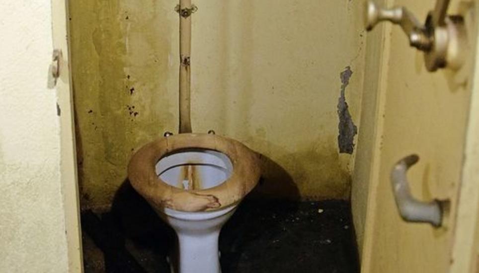Auf jedem Stockwerk gibt es ein bis zwei Toiletten, der Duschraum befindet sich auf der obersten Etage.