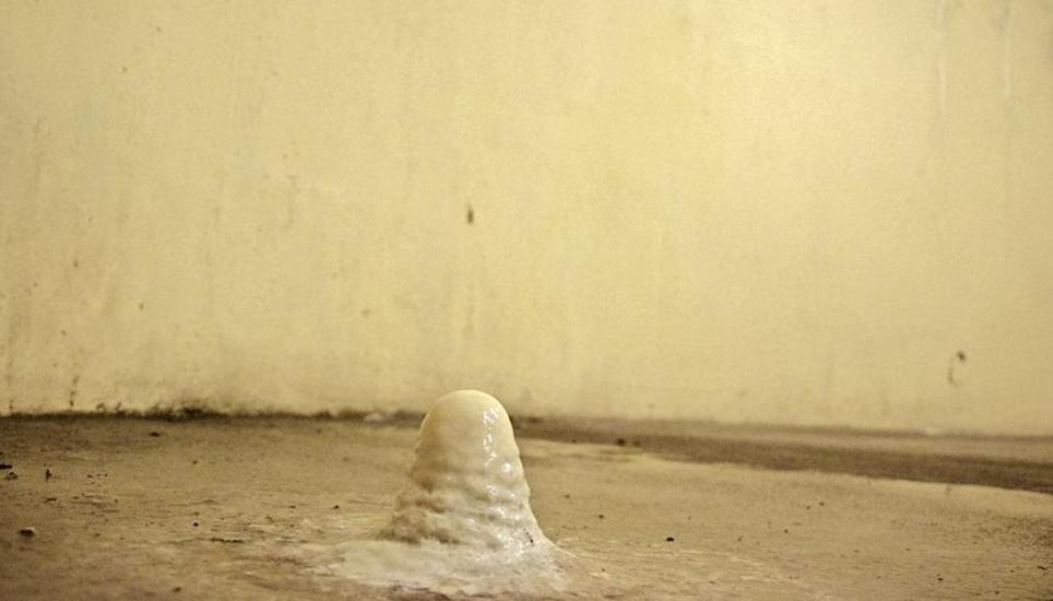 Je tiefer, desto feuchter ist der Bunker. In der untersten Etage sind bereits Ansätze einer Tropfsteinhöhle zu erkennen.