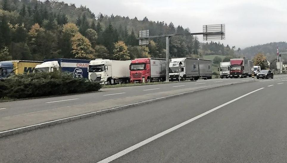 Um 5 Uhr standen gestern mehr Lkws als sonst am Zoll in Bargen in Richtung Schweiz, weil für den Zoll Bietingen/Thayngen eine Umleitung signalisiert war. Bild: zvg