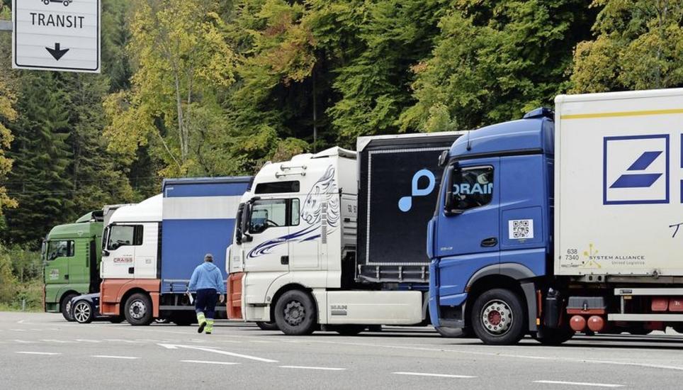 Gestern um 9 Uhr bei der Zollstelle Bargen: Ein paar Lastwagen aus Deutschland haben hier kurz geparkt, bevor sie weiter in die Schweiz fahren. Bild: Selwyn Hoffmann