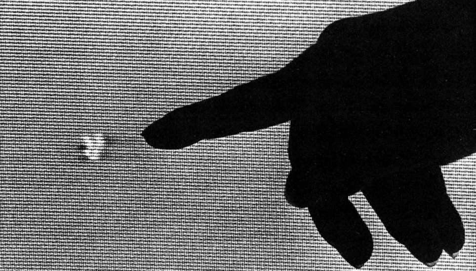 Sieh da, sieh da, ein Ufo: Friedrich und Hildegard Auer haben eine aufsehenerregende Entdeckung gemacht am Klettgauer Himmel und sie – flugs – ins Bild gebracht. Bild: SN Archiv