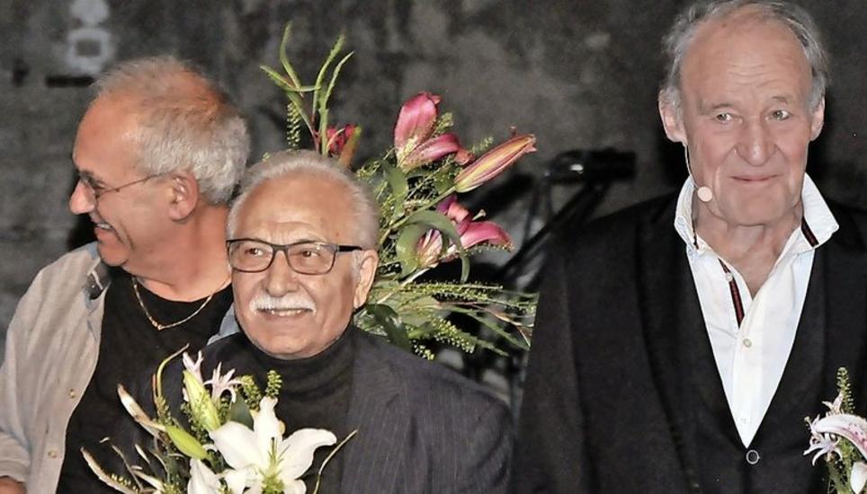 Die Quasikristalle von Kurt Bruckner (links) umhüllten die Texte von Adel Karasholi, die Michael Mendel vortrug.