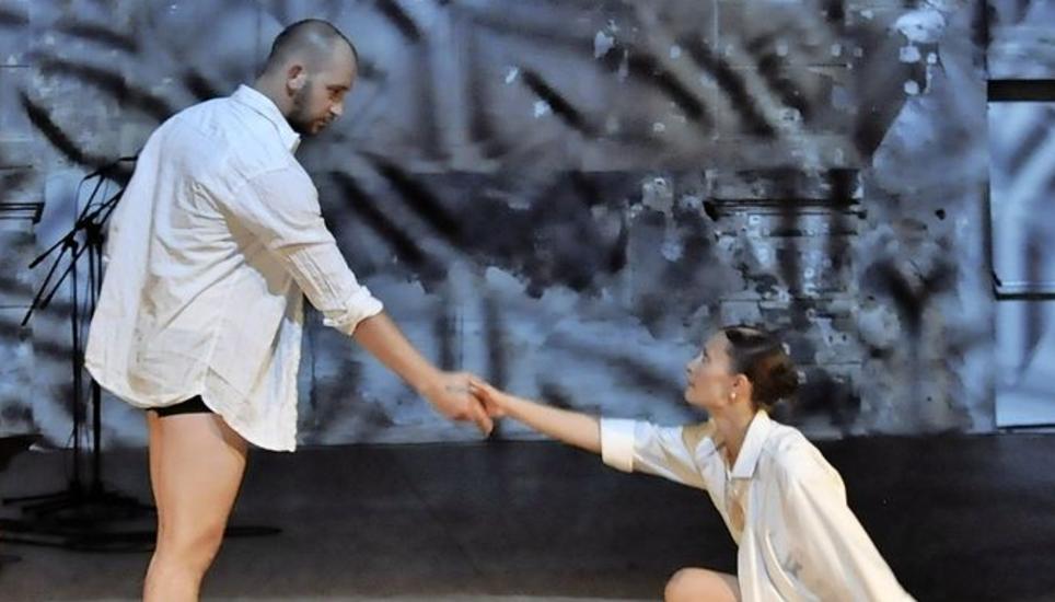 Die Quasikristalle – abstrakte mathematische Ordnungen – erzeugten ein Raumerlebnis, das an arabische Ornamente erinnerte. Die Tanzperformance von Philipp Krüger und Davina Wölfle verkörperte die Einheit der Gegensätze. Bilder: Alfred Wüger