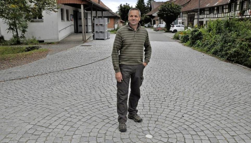 Kantonsrat Paul Koch auf dem Dorfplatz von Neunforn, der mit portugiesischen Steinen saniert wurde. Koch fordert, dass nun der Kanton Thurgau mit gutem Beispiel vorangeht und vermehrt auf einheimische Steine setzt.
