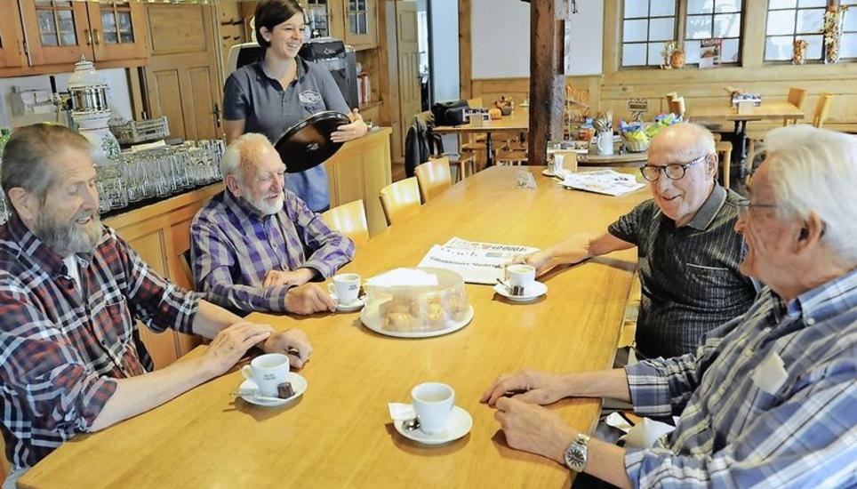 Geniessen den günstigen Morgenkaffee im Restaurant Gemeindehaus in Merishausen (von links): Bruno Wolf, Willi Thurnherr, Ferdi Mändli und Hansueli Ehrat. Bedient werden die Herren von Susanne Kipp. Bild: Bruno Bührer