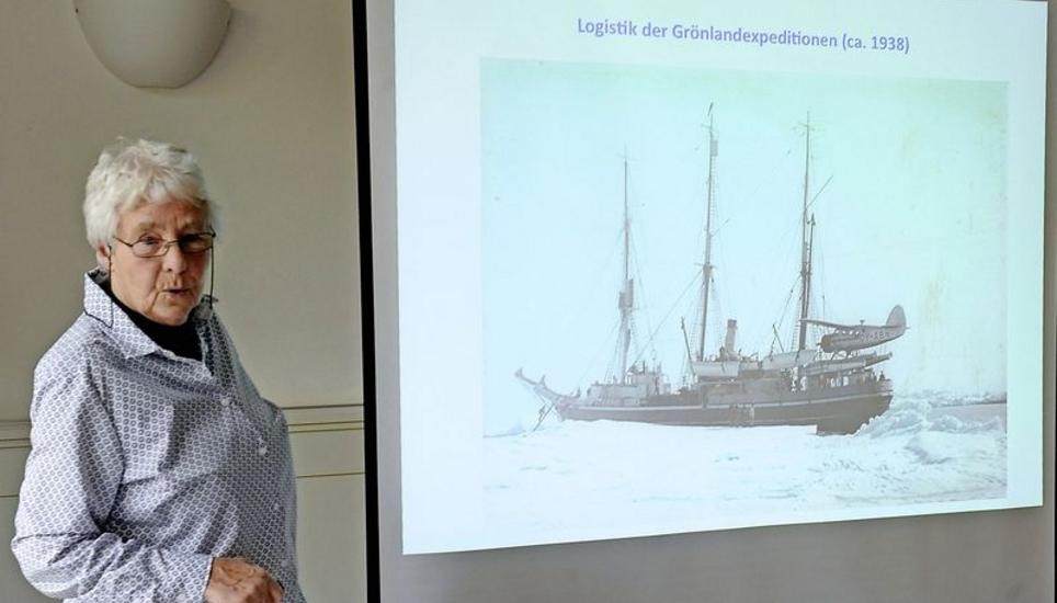 Für ihren Vortrag nutzte Susi Demmerle Bildmaterial, das die Schaffhauser Geologen von ihrer Arbeit in Ostgrönland mitgebracht hatten. Bild: Bruno Bührer